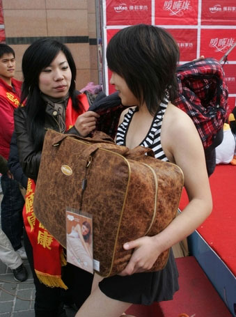 少女當(dāng)街試睡品牌床品