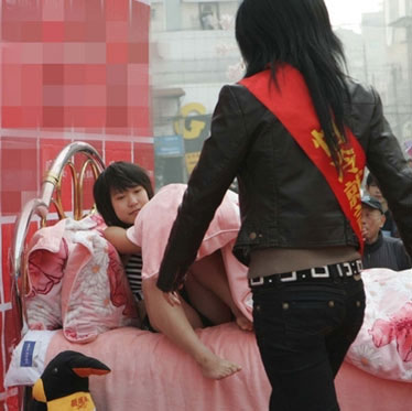 少女當街試睡品牌床品