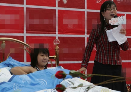 少女當街試睡品牌床品