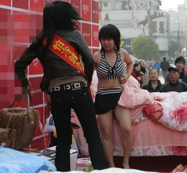 少女當街試睡品牌床品