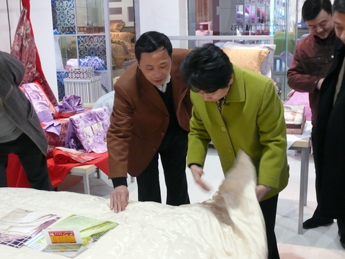 副省長黃莉新來疊石橋家紡城調研