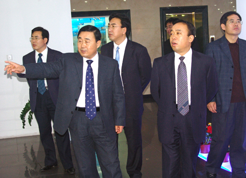 濰坊市副市長初寶杰來孚日集團考察