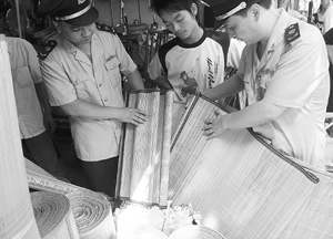 武漢漢正街查扣“三無”涼席