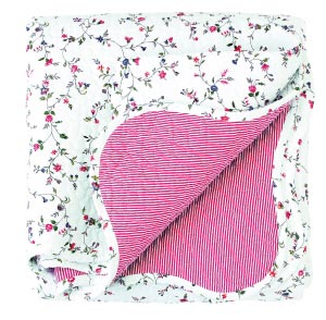 宜家?guī)砣滤吒锩? src="http://m.gdiuwh.cn/Images_News/2007924112144613.jpg" border=0></P>
<P> 低調(diào)沉穩(wěn) </P>
<P> 性格特質(zhì):理性而睿智,注重個(gè)性化的生活品位,有較高的社會(huì)地位。 </P>
<P> 臥室需求:生活的終極目的是為了享受,但享受的方式卻因人而異。有這樣一種人,他懂得財(cái)富只是保證享受的基礎(chǔ),他同樣注重奢華,但這個(gè)奢華卻主要是滿足于自己身心的感受:比如在寒冷的冬天,一張絨毛地毯讓冰涼的雙足感觸到溫暖的撫摩,比如舒適的棉織或溫實(shí)的皮質(zhì)帶給身體肌膚相親的溫存,這種材質(zhì)上的奢華換來的是身體的極端享受。這樣的奢華又是不給自己任何束縛與壓力的,所以它會(huì)強(qiáng)調(diào)家具元素的厚實(shí)與沉穩(wěn)的感覺,以及彌漫于整個(gè)臥室里的一種親切輕松的氣息,無需任何色彩的張揚(yáng)或是材質(zhì)的標(biāo)榜。 </P>
<P> </P>
<P> </P>
<P align=center><img alt=