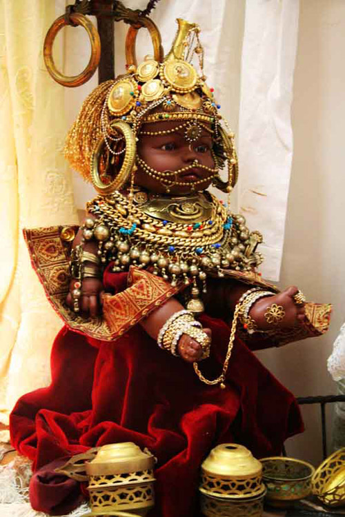 古怪個性的法國恐怖玩偶