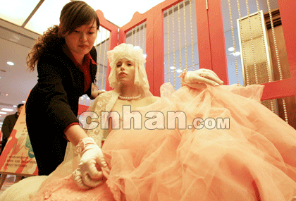 床單被套做婚紗吸引消費者