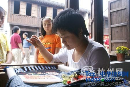 ���y���C�lɢ�Ļ��ζ