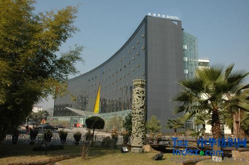 俏麗雨中蘭家紡競風流