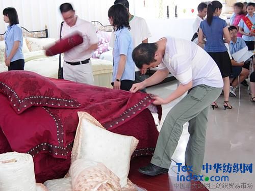 俏麗雨中蘭家紡競風流