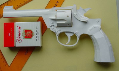 牛人用煙盒做仿真玩具手槍