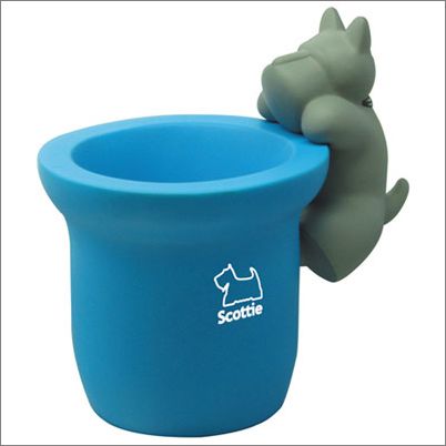 品名 灰狗可愛筆筒(粉、藍);產地 香港 OL辦公桌上的趣味風景