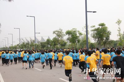 夢麗莎參加迎五一建設者杯職工長跑