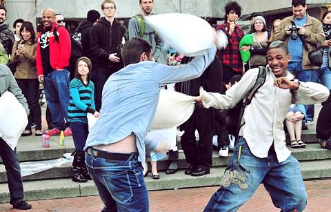 舊金山情人節上演枕頭大戰