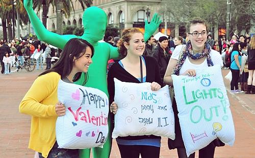 舊金山情人節(jié)上演枕頭大戰(zhàn)