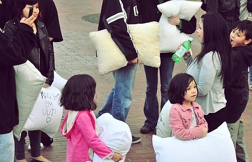 舊金山情人節(jié)上演枕頭大戰(zhàn)