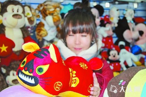 小商品市場虎頭紅枕賣得俏