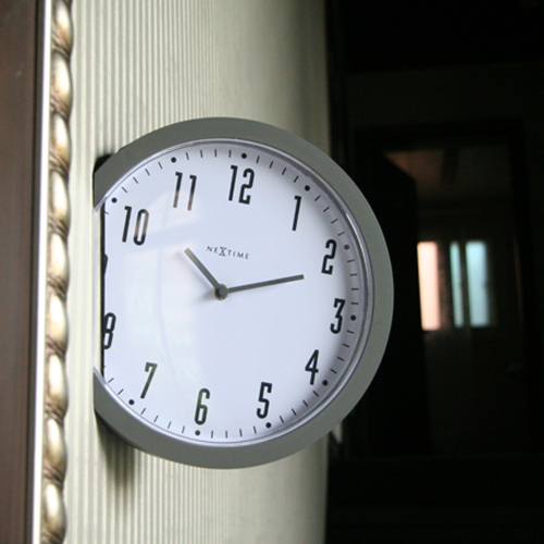 另類的創意 插在墻里的時鐘