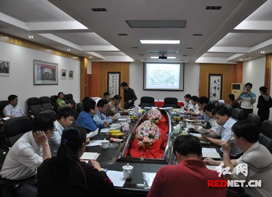 周用金考調研長沙湘繡產業