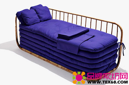 用床墊墊起來(lái)的個(gè)性布藝沙發(fā)