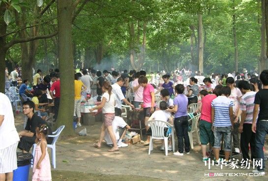 夏日炎炎 燒烤熱情高漲