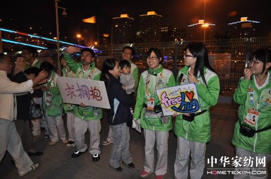 艾萊依擁抱風(fēng)吹進(jìn)世博園