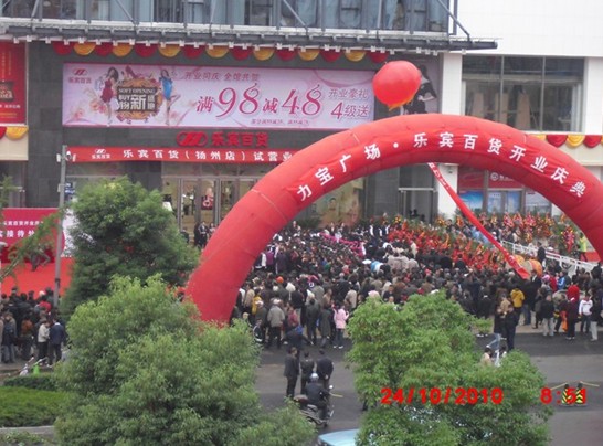 東方刺繡亮相揚(yáng)城掀購物狂潮