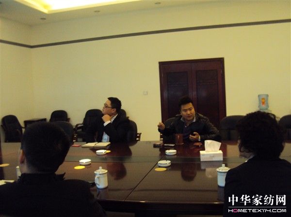 成都農商行領導考察華茂家紡城