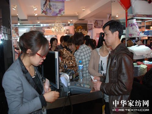 凱盛遼陽旗艦店開業(yè)當(dāng)天獻(xiàn)愛心