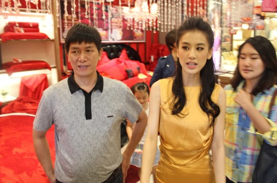 居夢萊家紡店員小菲難忘的一天