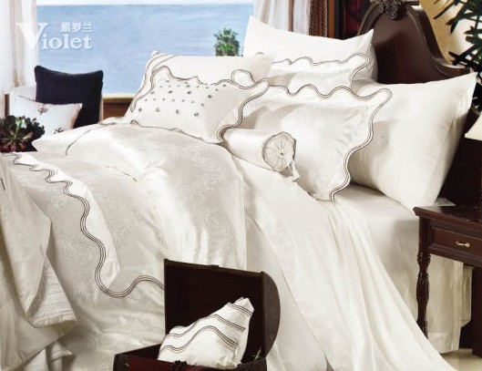 紫羅蘭清爽一室的白色床品