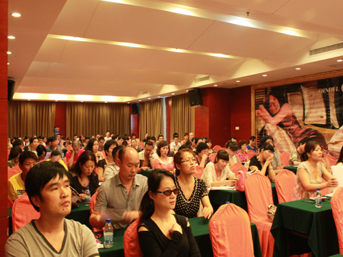 情定法拉家紡成功召開2012年訂貨會