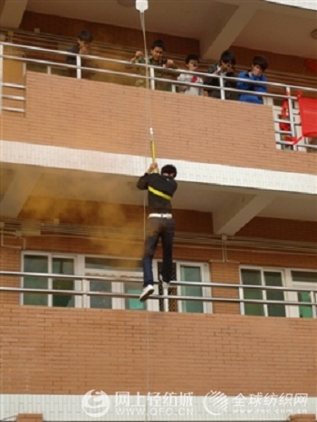 泉州紡裝學院消防演練學習逃生技能