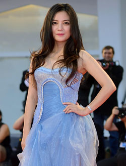 趙薇自嘲不會(huì)帶小孩 小燕子走紅感謝大眼睛