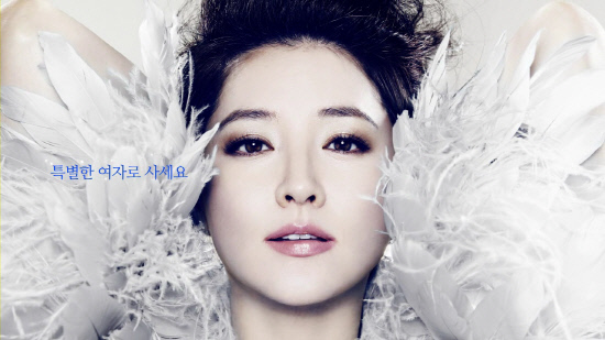 李英愛婚后仍典雅 拍海報(bào)唯美奢華