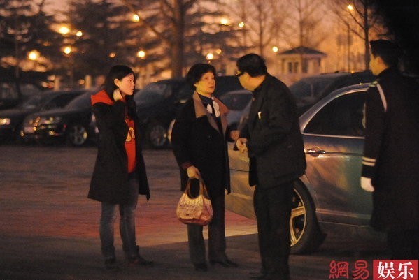 趙薇與好友慶生父母現(xiàn)身