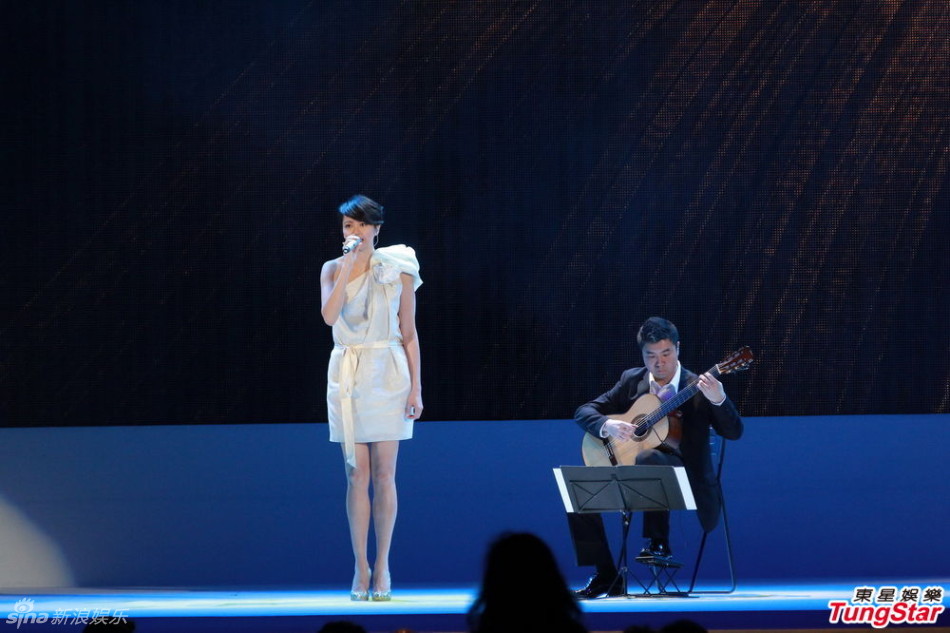 梁詠琪著白色斜肩裙獻(xiàn)歌驚艷全場