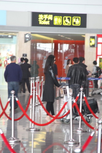 董璇現身機場疑赴橫店探望高云翔