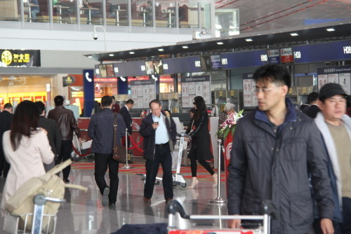 董璇現身機場疑赴橫店探望高云翔