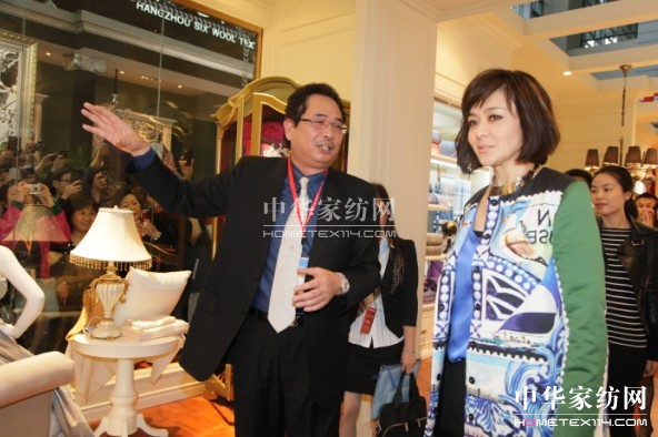 關之琳優(yōu)雅亮相黛富妮新品推薦會