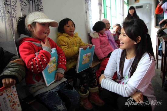 伊能靜投身公益帶領(lǐng)孩子們讀書