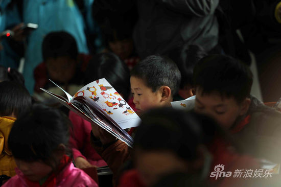 伊能靜投身公益帶領(lǐng)孩子們讀書