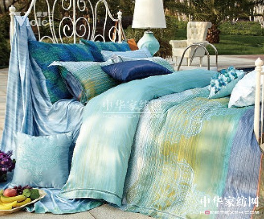 輕柔細(xì)雨滋潤紫羅蘭萬物花開