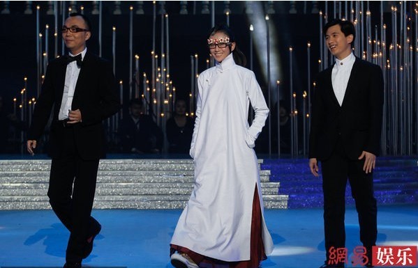 楊麗萍中式褂袍配花邊框鏡現身