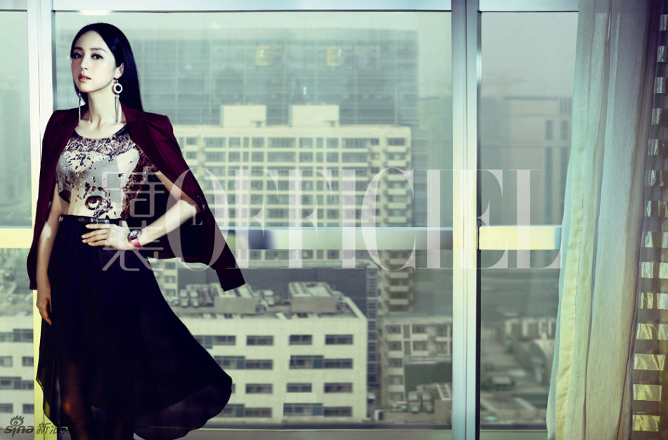 董璇拍《時裝》大片 變身時髦OL