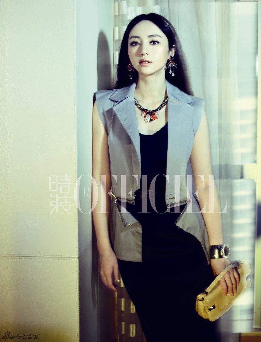 董璇拍《時(shí)裝》大片變身時(shí)髦OL