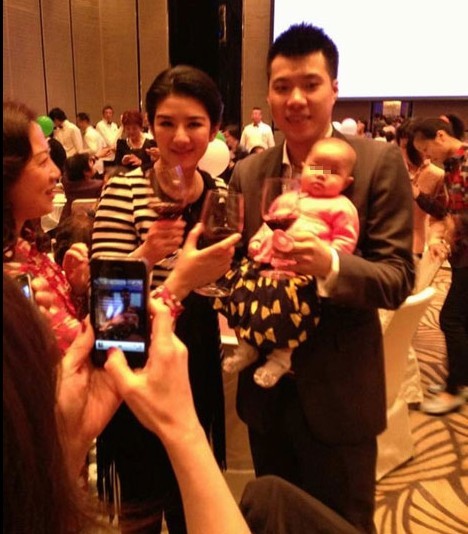黃奕女兒“百日宴”內場圖曝光