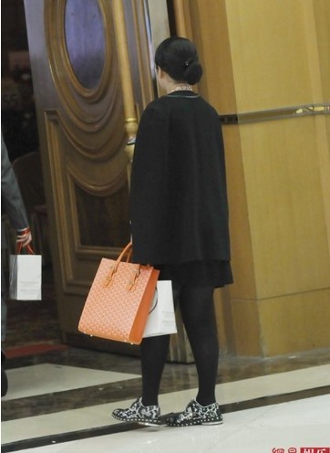 黃奕現身酒店露大象腿