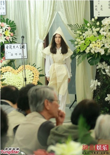 溫碧霞含淚為母親設靈 丈夫陪伴