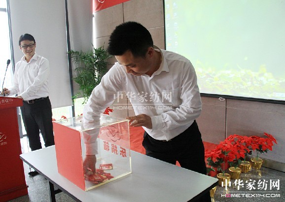 �Ϸ�����ж�32�d�����ػݹ��A�M��Ļ