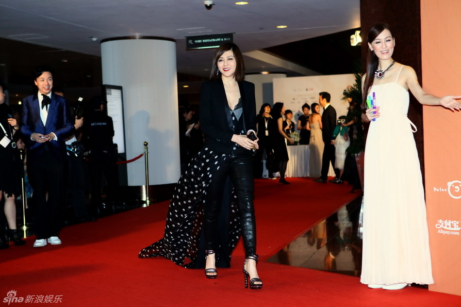 關(guān)之琳低胸事業(yè)線搶鏡 120萬拍得雕塑